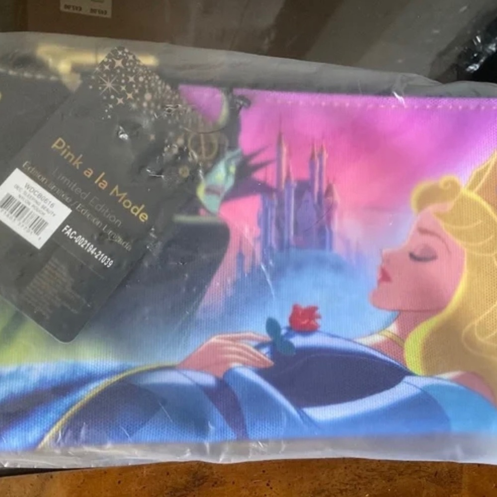 LOUNGEFLY SLEEPING BEAUTY  PALM COIN BAG   NWT